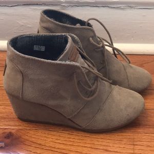 Toms Tapue Suede Desert Wedge